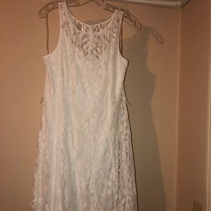 Sleeveless lace dress